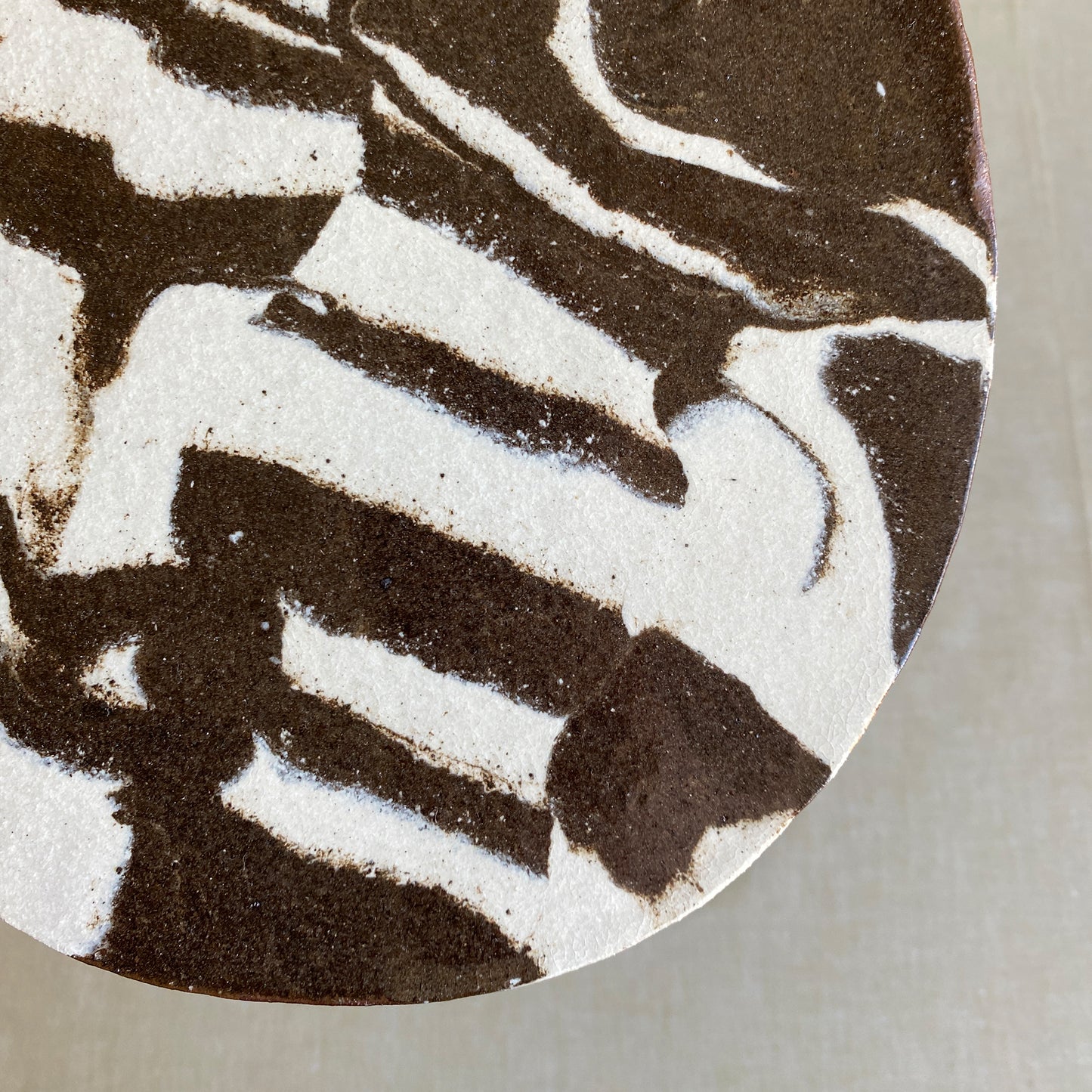 Handjord ostbricka – S – Orbit