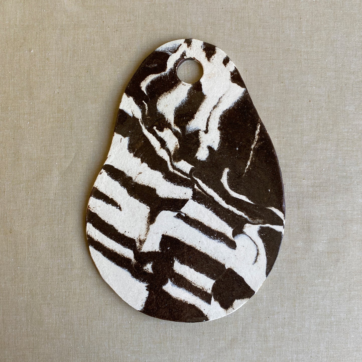 Handjord ostbricka – S – Orbit