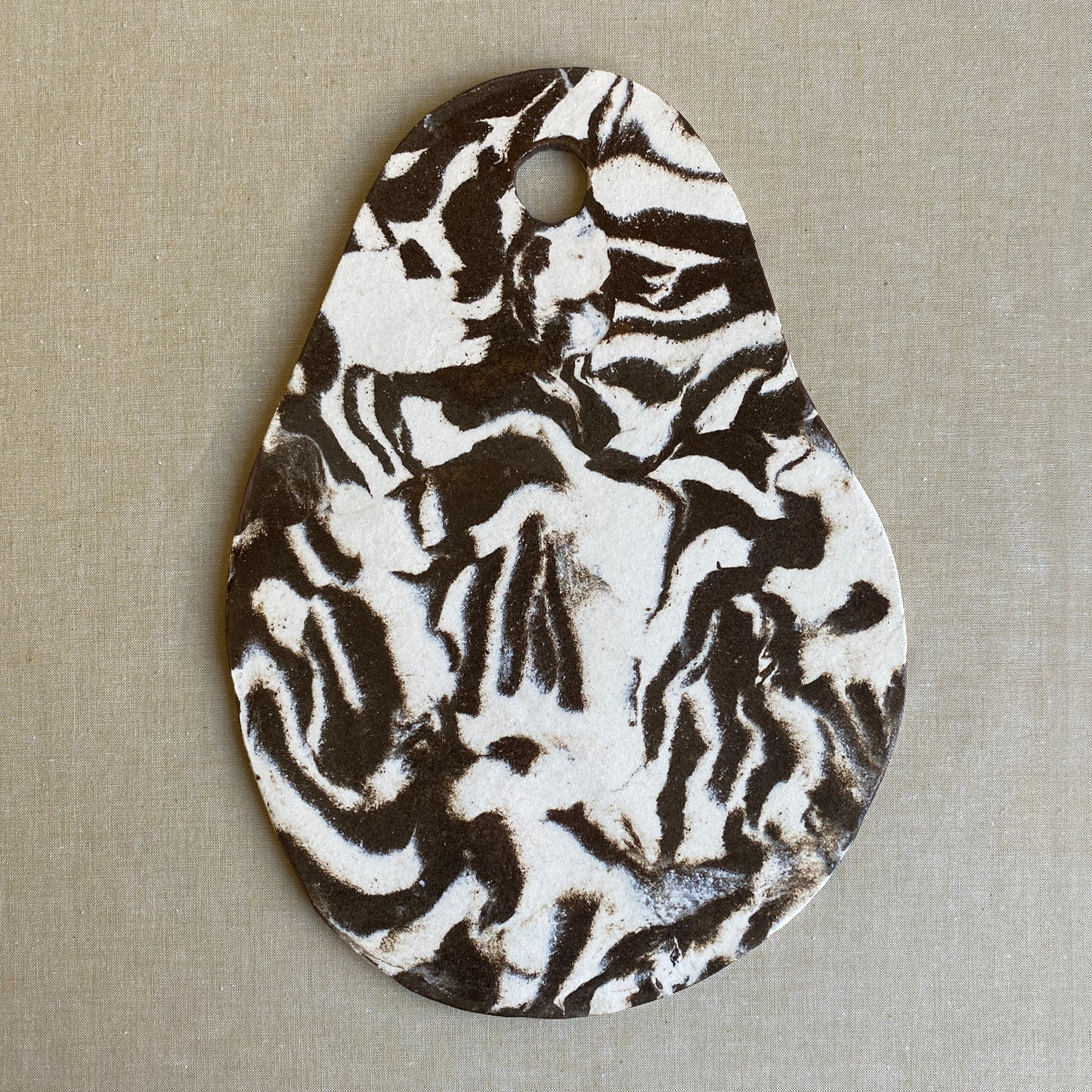 Handgjord ostbricka – M – Pluto